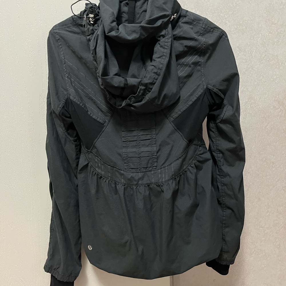 Lululemon reflective size 0-2 running jacket/rain coat (hidden hood)